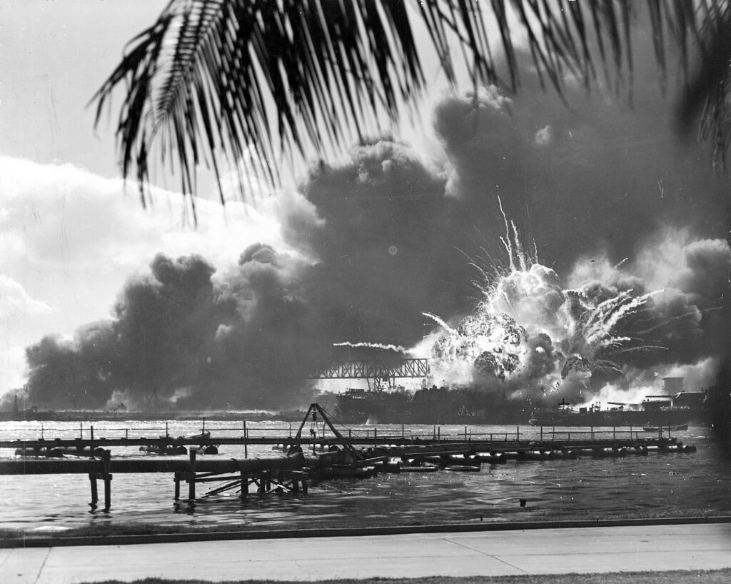 USS Shaw exploderar under japanernas anfall vid Pearl Harbor. Källa: NARA